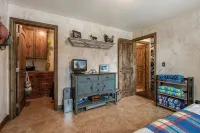 Beautiful Lake Cabin on Kelso Lake, Idaho! Close to Silverwood!