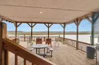 Cozy Waterfront Home Near Holden Beach! Dock for Boat with Dock for Fishing 2Br - 3-Star