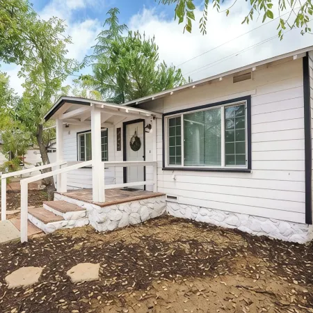 Two Bedroom cottage sleeps 6 & just 7 min from Viejas Casino