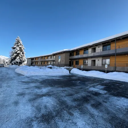 New & Stylish 2 bedroom condo with great views. Close to downtown & ski lifts
