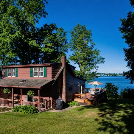 Great Fall Rental on Finger Lakes Wine Trail: Owasco East Side Lakefront