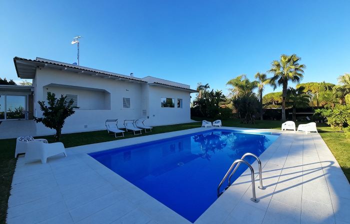 Villa Flavia, Mediterranean charm. Apartment, private pool at100 mt sea