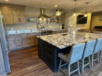 GRAND TRAVERSE GETAWAY Downtown luxury condo 3 blocks from the beach, sleeps 16. - 4 ดาว