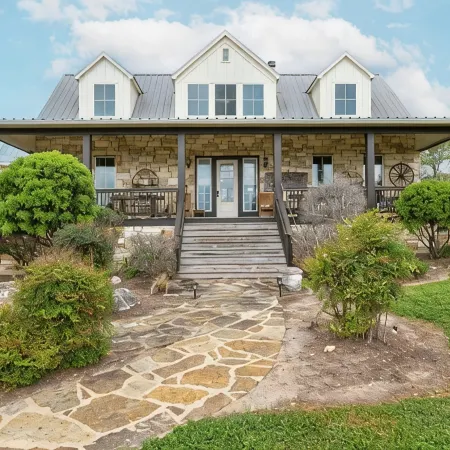 Twin Oaks Estate - Ultimate Retreat for Large Groups w/Heated Pool & Pickleball