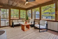 Pocono Lake Chalet w/Hot Tub, Pool Table, & Fire Pit. Pet friendly! - Hytter