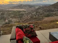 Breathtaking retreat in the wine country on the ranch with goats you can pet! 포웨이 호텔