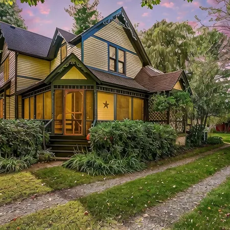 Gatsby Style Oasis Near Saugatuck, Shops, Wineries, Stunning Backyard!