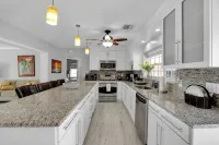 Luxury Water Front, Heated Pool & Jacuzzi, 5br