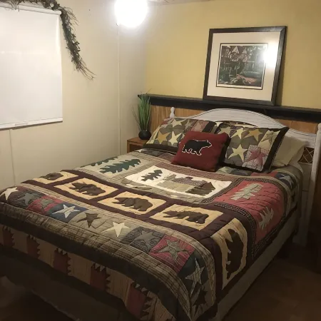 Cabin in The Pines.. Available 240v Tesla and EV charging. Отели в г. Хебер-Овергаард