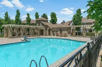 Modern Townhouse near a golf course, Folsom Lake, and hiking trails