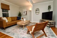 Walk Everywhere! Location Between Broadway and Racetrack - Apartments