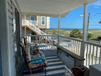 Ocean Views - Boatman’s Beach House! Steps to St. Augustine Beach. Sleeps 10. - 4 stjerner