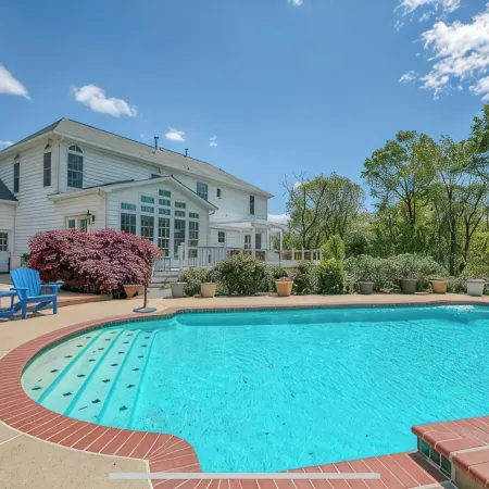 Spacious 5-bedroom farmhouse in peaceful Nokesville with Pool