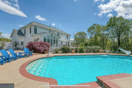 Spacious 5-bedroom farmhouse in peaceful Nokesville with Pool - 4-Sterne