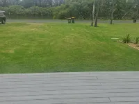 Lakeside House Tuncurry with deck overlooking the lake فنادق في تونكوري