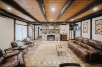 13 Beds, 17 Guests -Hot tub- 15 mins to Sunday River! - Wifi