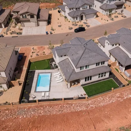 Red Rock Haven - NEW Private Pool, putting green, & more. Perfect family retreat