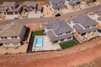 Red Rock Haven - NEW Private Pool, putting green, & more. Perfect family retreat - Gym