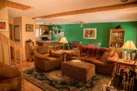 Cozy, Beautifully Furnished Condo 10  Minutes to Ski Resorts