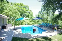 Tranquil Wooded Retreat Overlooking Truman Lake only 2 minutes from Warsaw, MO