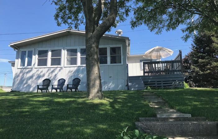 Clean & Cozy 1000 Islands Area Riverfront Home