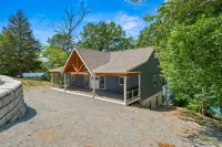 Lake Loop Retreat w/Movie Theater & Private Dock - 4 tähden