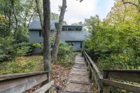 Incredible Mountain Views - Modern Four Bedroom Home - Five Minute Walk to Slope
