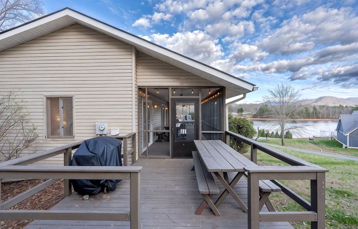 Lake view and lakes access home on Lake Chatuge -mountain view -spacious home.
