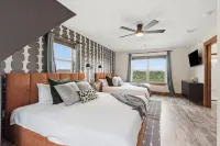 Lakeview Retreat with Theater, Arcade, Poker Table, Hot Tub and Pool - Fitnessstudio
