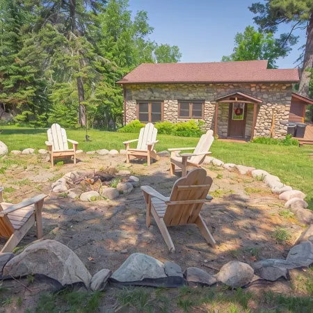 Cozy Stone Cottage overlooking Smith Lake