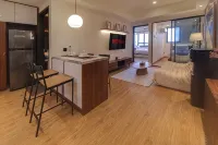 2BR Bauhaus 707 W/Pool & Free Parking