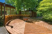 Secluded, Spacious 7 Bedroom Luxury Home w/ Hot Tub & 50 Mile Views into the NRG