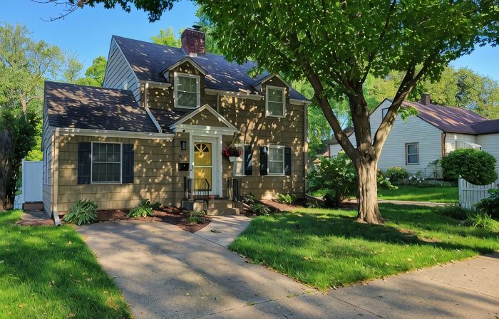 Charming home, quiet neighborhood< 2mi to Shattuck, game room, deck