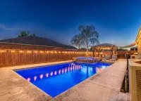 Spacious 5-Bedroom home w/ Pool & Hot Tub - บังกะโล
