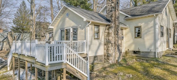 Charming Lakefront Cottage Hotels in Cass County