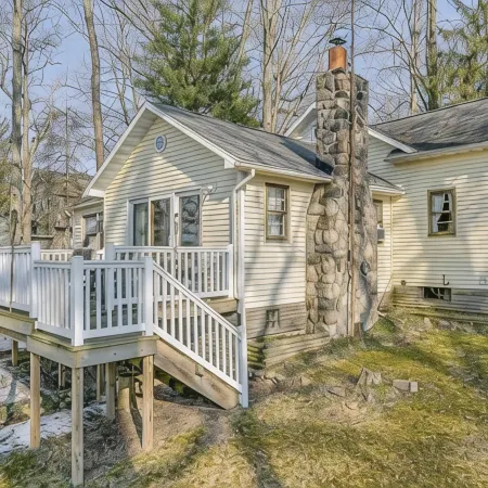 Charming Lakefront Cottage