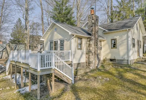 Charming Lakefront Cottage