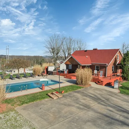 Pickle Hill - pool, pickleball court, sauna, near Hocking Hills, sleeps 10!