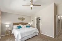 Gilbert Luxury Remodel ~ EV Charger, 1-Level Comfort, Family & Pet-Friendly - Bathtub