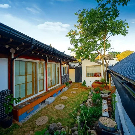 Jeonju Hanok Geugot Stay Отели рядом с достопримечательностью «Традиционный дом Хакиндан»