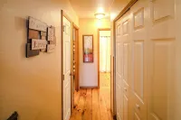 Amazing Cabin w/Firepit, Gametable, Hot Tub, Wifi, Cable