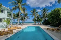 Charming 3-bedroom 2-bathroom Beachfront Beauty with separate living quarters -  Privatzimmer