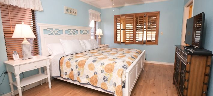Fun Fishing & Kayaking-Private Home on Canal-Relaxing W/Pool & Spa-WiFi-Near All Hotels in Delray Beach