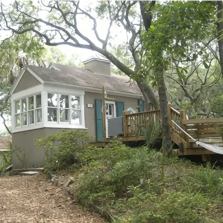 Romantic, cozy cottage nestled amongst live oaks & palms, a block from beach.