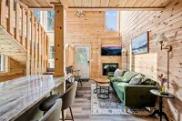 Christmas in Modern Mt Cabin-Dollywood, Downtown, Zipline w/ Hot Tub,Grill,Games - 4-Star