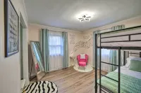 *New* < 3 Miles to Beach + Casino + Zoo + Shopping!