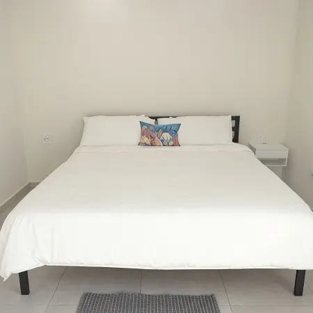 Cozy 1-bedroom apartment in great Palm Beach with AC, WiFi and private pool.