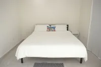 Cozy 1-bedroom apartment in great Palm Beach with AC, WiFi and private pool. - 2-Star