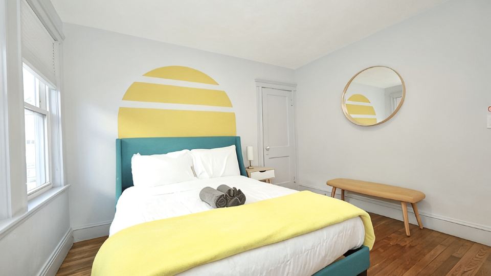Luke House, Sleeps 14, Weddings, 2 Kitchens, Parking, Close to Airport & Boston