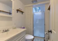Quintessential Cottage Near Beaches and Newport Center. - Wifi